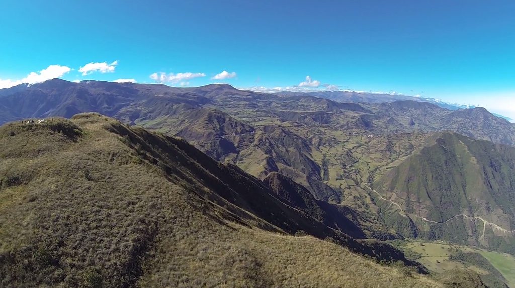 Vista desde el dron del sitio patrimonial arqueológico del Cerro Puñay